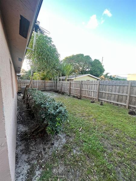 Building Photo - 319 NE 35th Ct