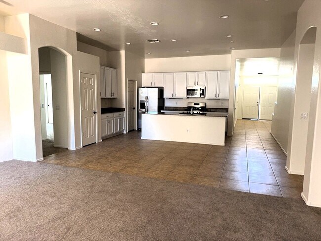 Building Photo - 4 BEDROOM HOME IN LITCHFIELD MANOR WITH 3 ...