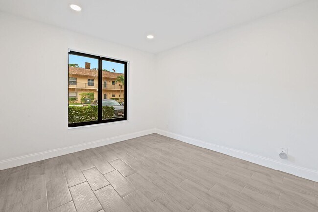 Building Photo - Fully Renovated 2 Bed / 2 Bath – Everything New!