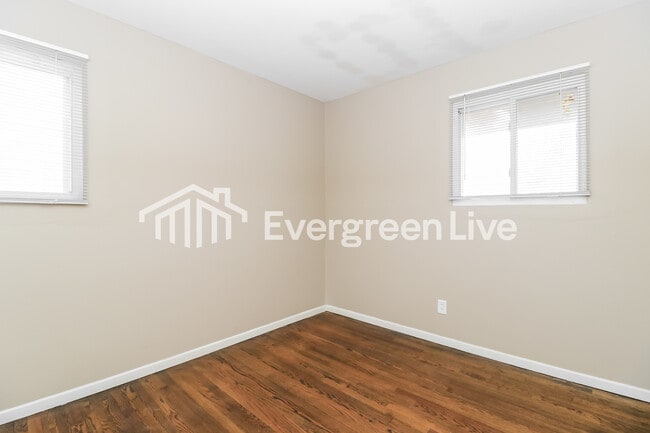 Building Photo - 725 Tyson Dr