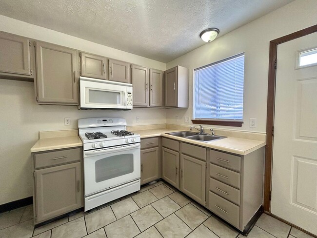 Building Photo - Two Bedroom Home in Southwest Grand Rapids