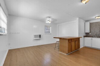 Building Photo - 2809 SW 23rd Terrace