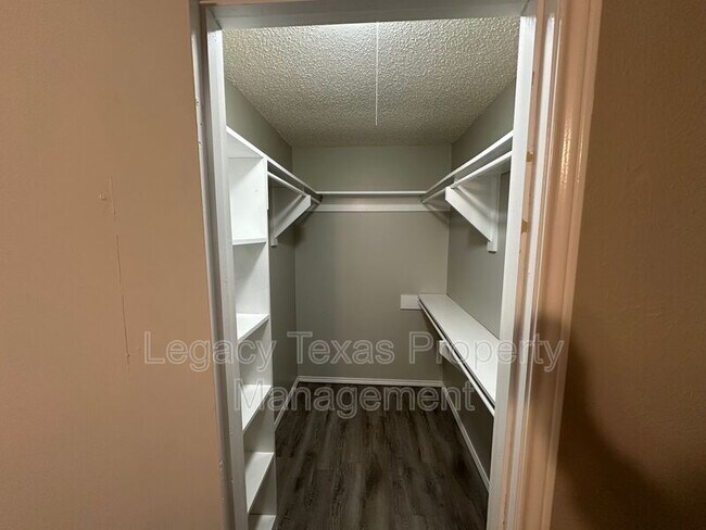 Building Photo - Apt A 1116 N Nolan River Rd - Apt A