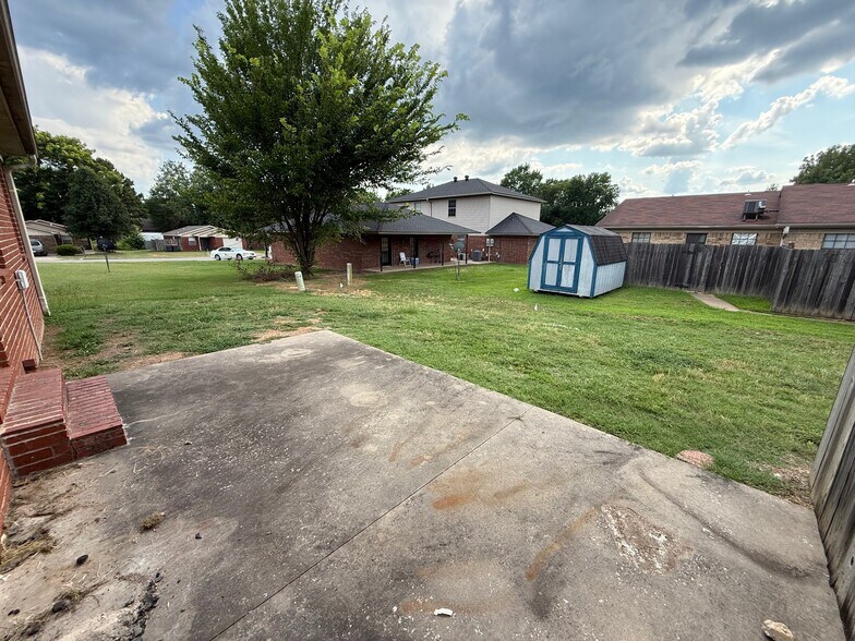 Building Photo - 1205 N Nashville Pl