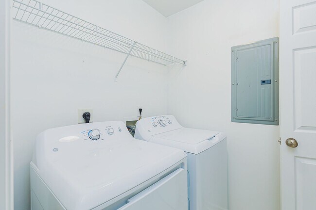 Building Photo - 4702 Pennoak Ln