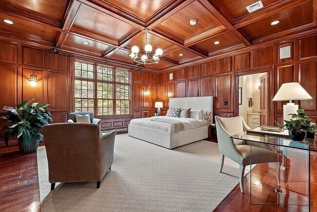 Building Photo - 451 Wellesley St