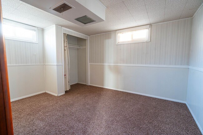 Building Photo - 3 Bed 1.5 Bath Updated Home with Private Fenced Backyard and Mountain Views