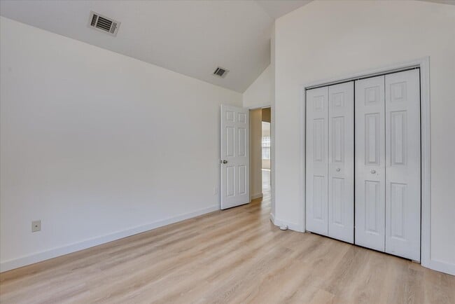 Building Photo - 909 Watsonia Dr