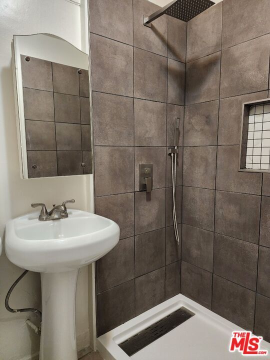 Building Photo - 6685 De Longpre Ave