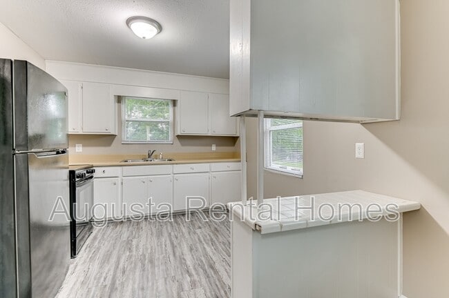 Building Photo - 325B Verdery Dr