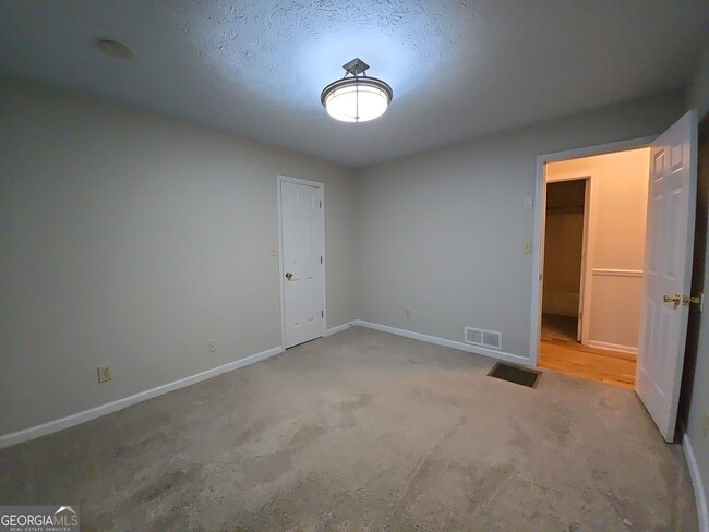 Building Photo - 820 Woodland Dr
