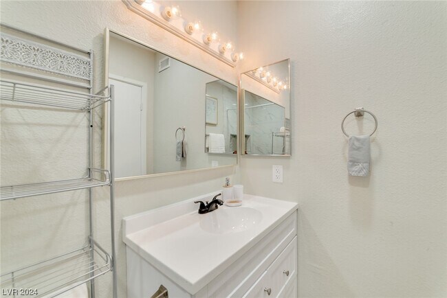 Building Photo - 900 Willow Tree Dr