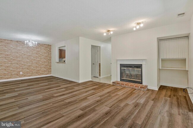 Building Photo - 10070 Oakton Terrace Rd