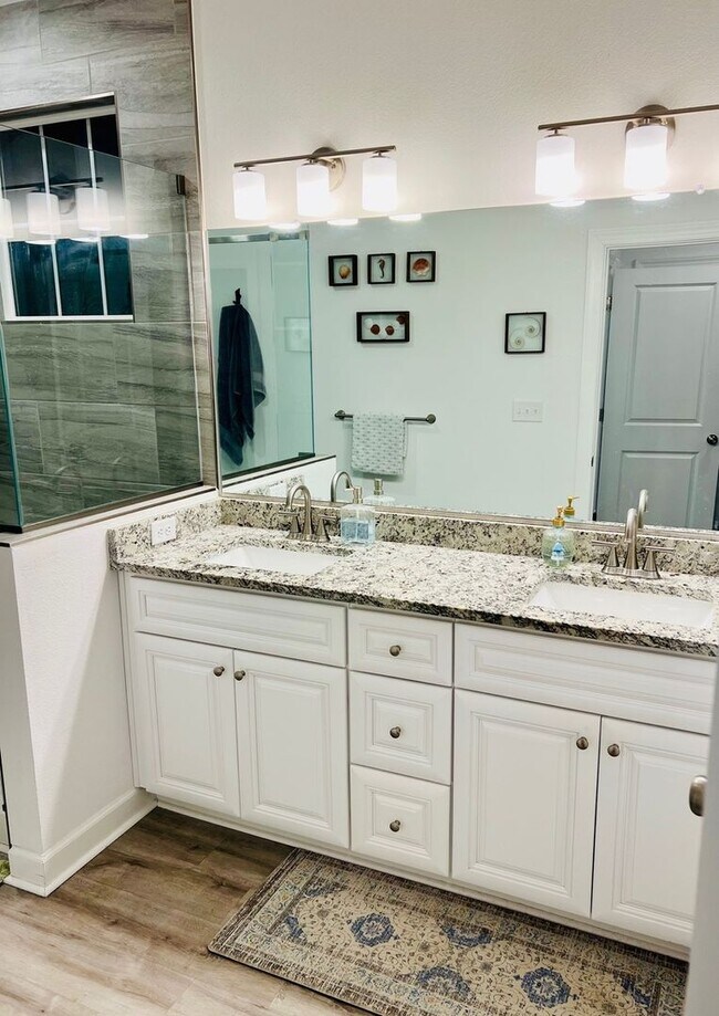 Building Photo - Spacious 3BR House 2 Blocks from the Beach