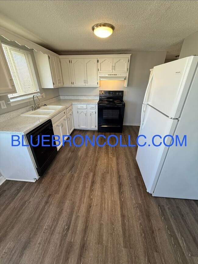 Building Photo - 4100-4102 NE 43rd Terrace