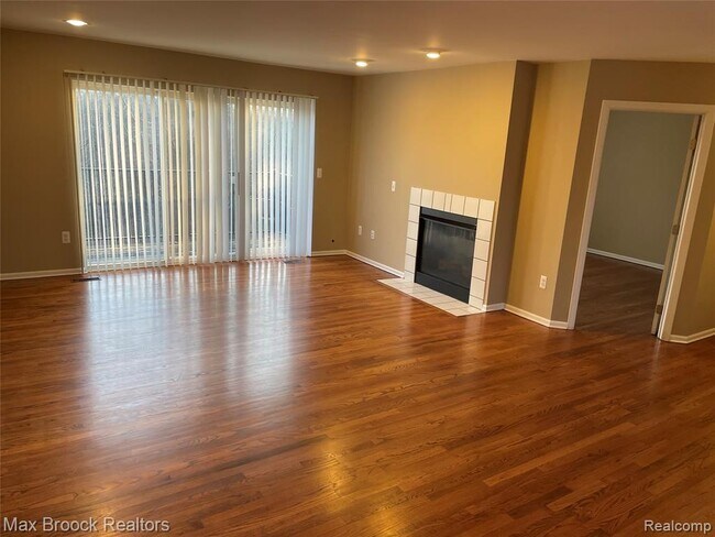 Building Photo - 924 Sandalwood Dr