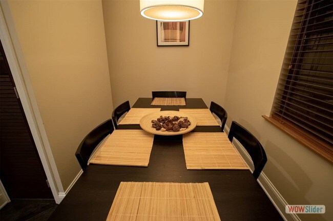 Building Photo - 2104 W Roscoe St