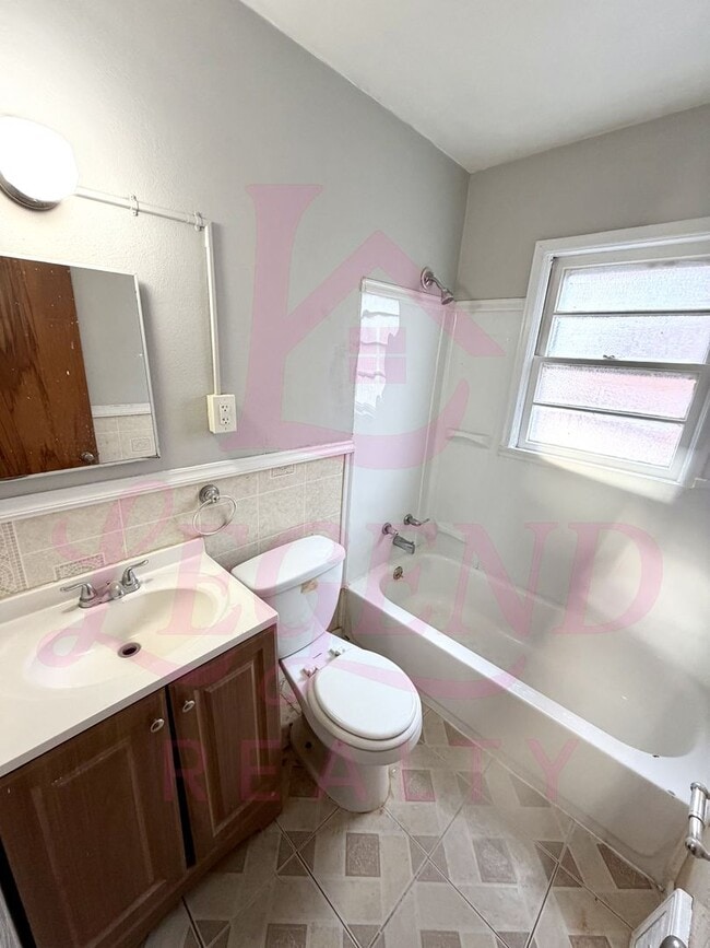 Building Photo - 2 bedroom 1 bathroom home with beautiful hardwood floors!