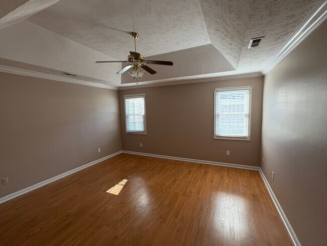 Building Photo - 886 Castlewood Dr