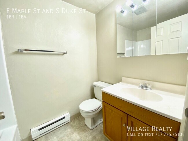 Building Photo - 451 E Maple St