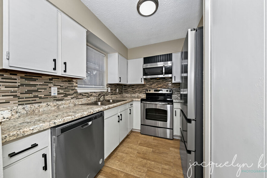 Kitchen - 923 Vance Jackson Rd