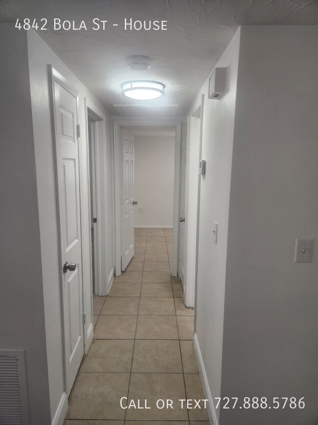 Building Photo - 4842 Bola St