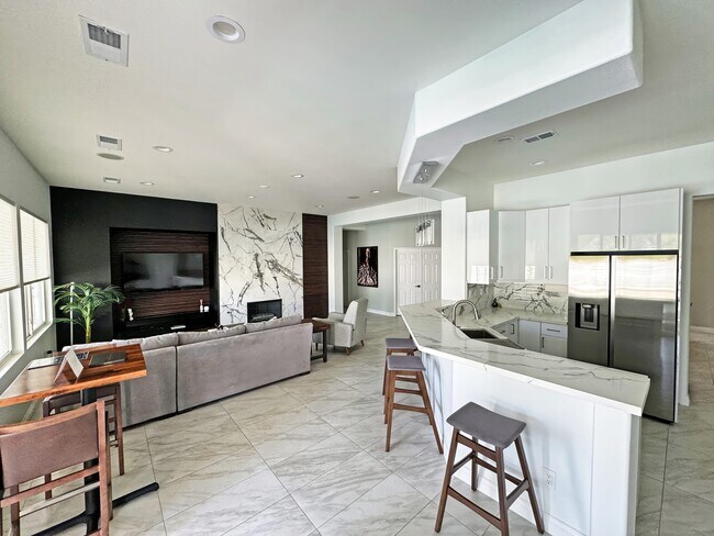 Building Photo - 43244 Freesia Pl