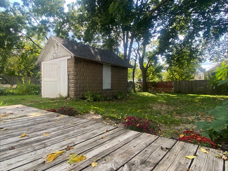 Backyard/ Patio - 120 Lathrop St