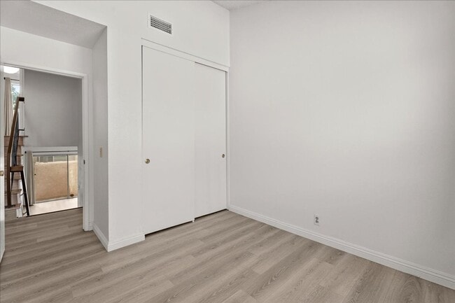 Building Photo - Spacious Tri-Level Townhome with Private G...