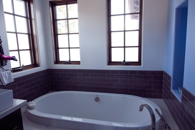 Building Photo - 1215 Altamead Dr