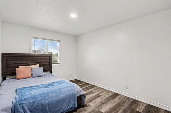 Building Photo - 5301 W Olympic Cir