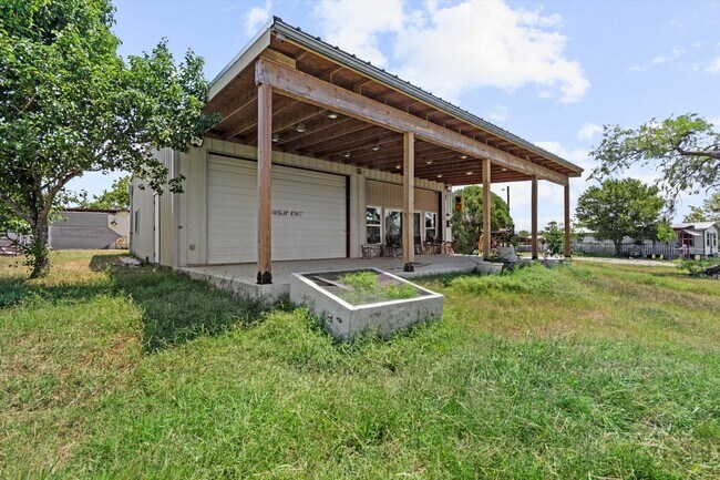 Building Photo - 480 Grandpa Rd