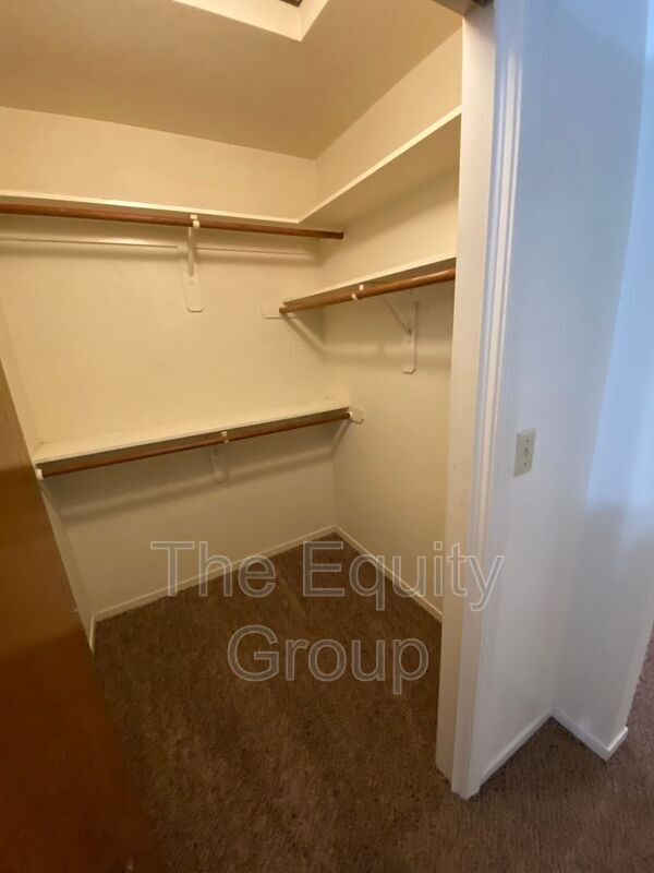 Building Photo - 5936 W Oak Ave