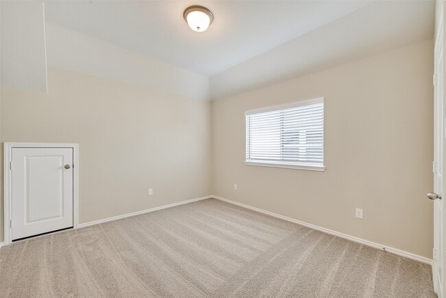 Building Photo - 411 Sunlit Vly Cir