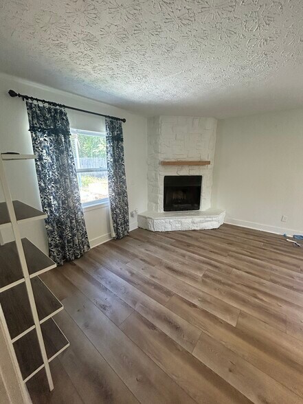 Building Photo - 2856 Tulip Cir E