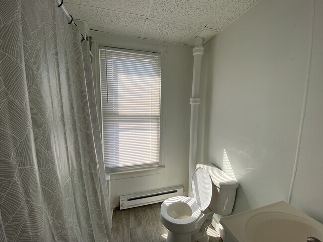 Building Photo - 714 W Clarke Ave