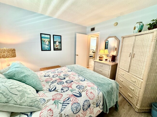 Building Photo - Fully Furnished 2 bedroom/ 2 bath with tranquil views
