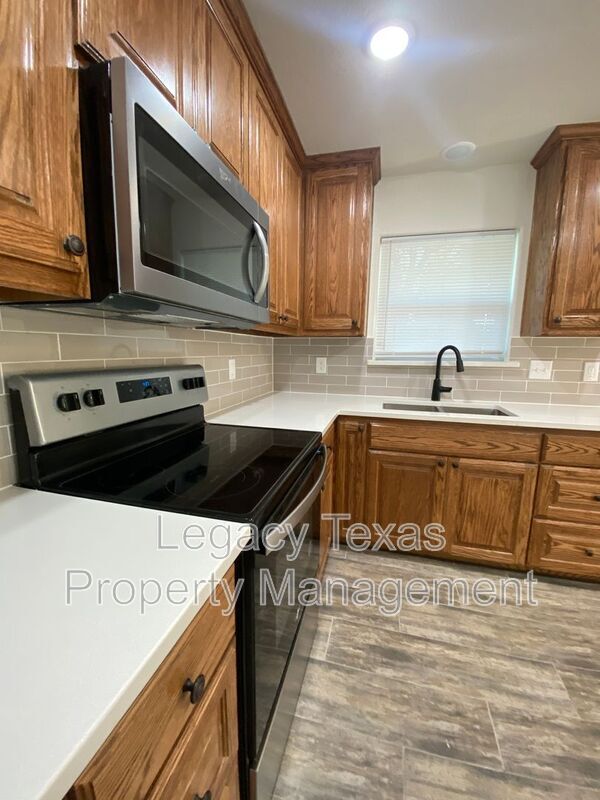 Building Photo - 702 S Wilhite St