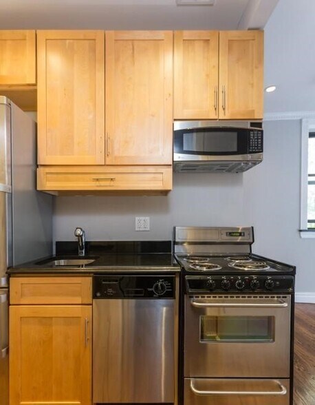 Building Photo - 326 E 35th St