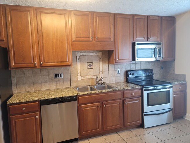 Building Photo - New to the Rental Market!  3 Bdrm/ 2.5 Bat...