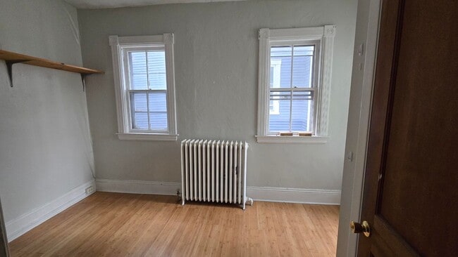 Building Photo - 3 Bedroom Apartment in Burlington VT Available NOW! OFF STREET PARKING, LAUNDRY, HEAT INCLUDED.