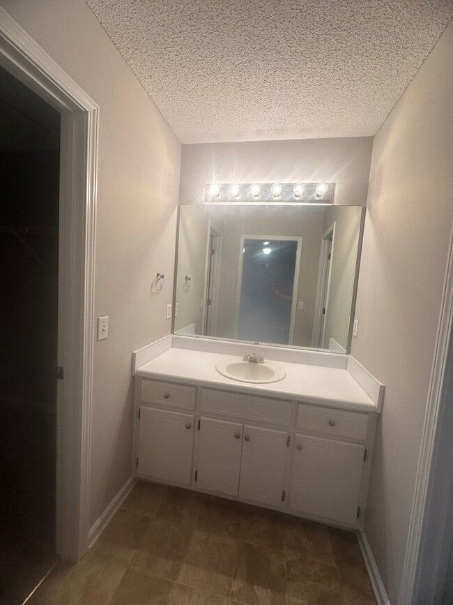 Building Photo - Foxhill Commons!!  NEW CARPET..1/2 OFF 1M RENT WITH 18M LEASE