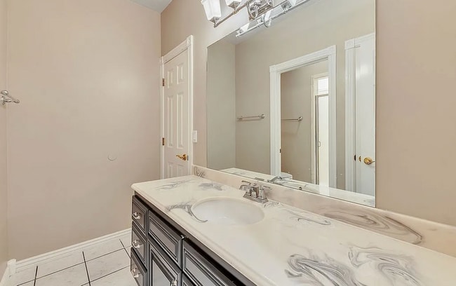 Building Photo - Garden Level in Luxury Home Available May 1st