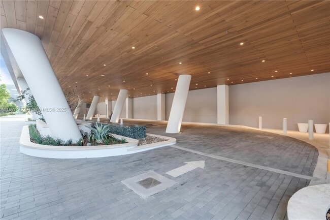 Building Photo - 2655 S Bayshore Dr