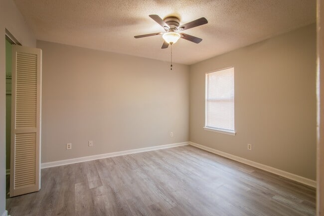 Building Photo - 2801 Ridgecrest Dr