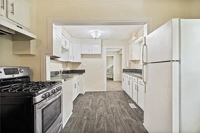 Building Photo - Spacious 3 Bed, 2 Bath Home with 1-Car Garage Near Downtown Kansas City