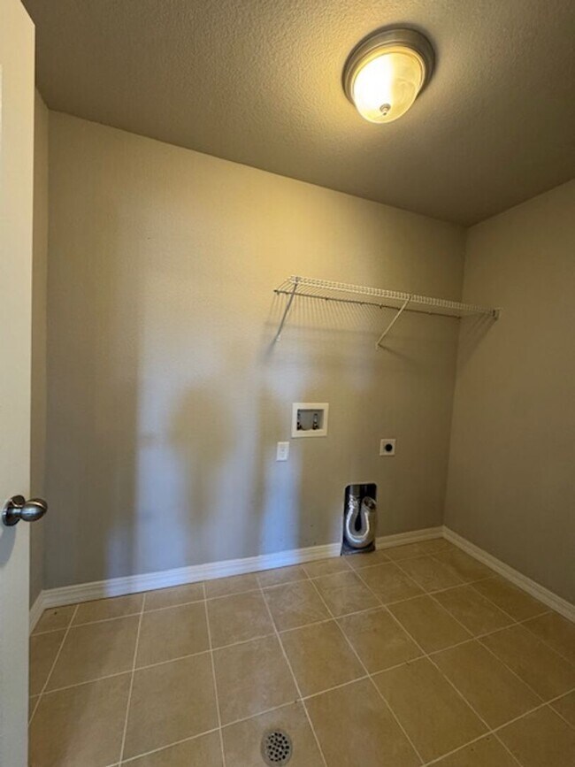 Building Photo - Nearly New 3-Bedroom Home in Beautiful Mon...