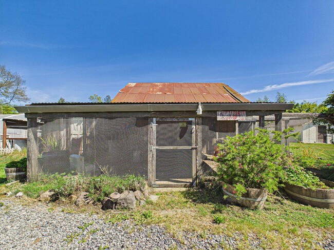 Building Photo - 2 bed 1 bath - Beautiful Outdoor Living