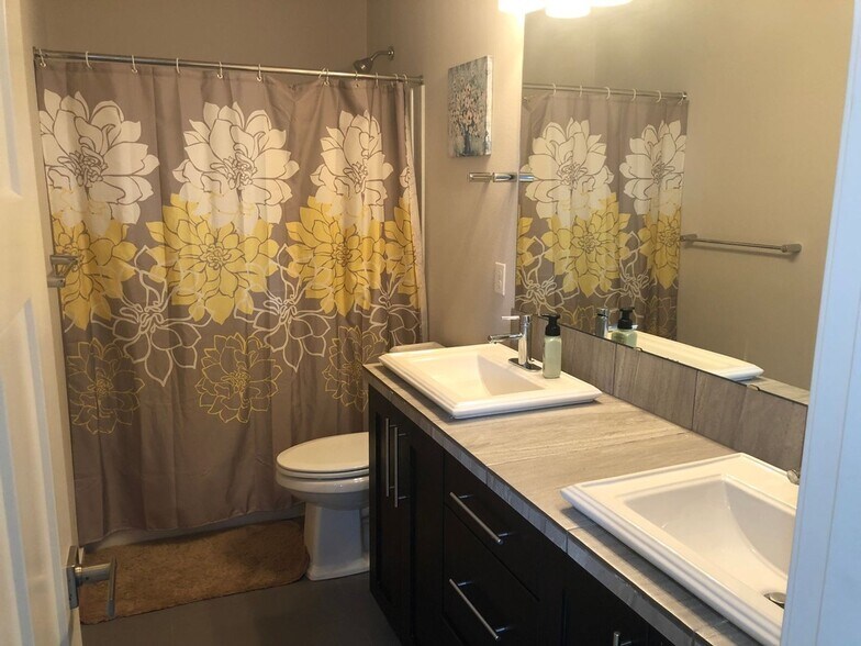 Building Photo - Beautiful Modern Bothell Home with Stunning Views