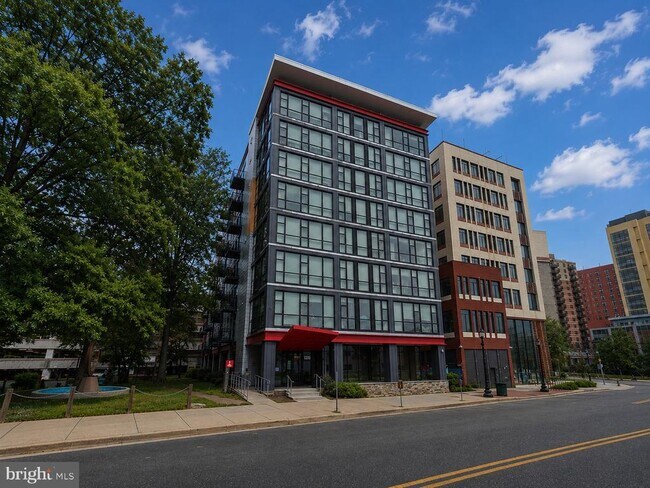 Building Photo - 1320 Fenwick Ln